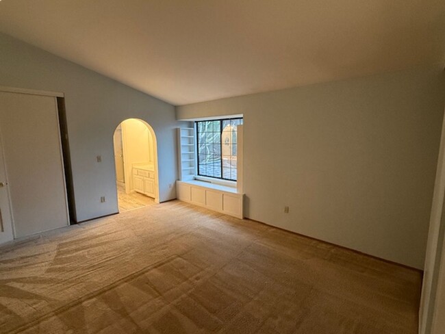 Building Photo - 3-Bedroom Pinole Townhouse with Spacious L...