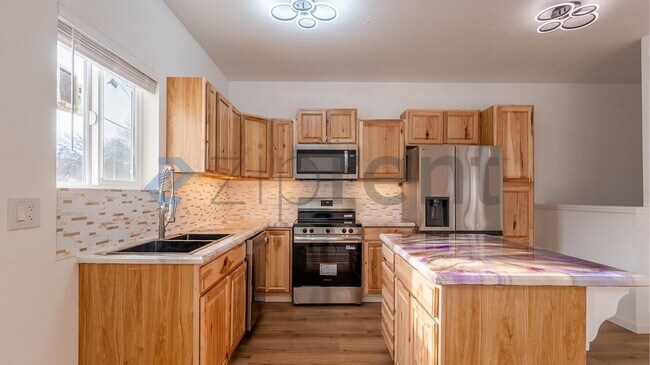 Building Photo - 307 E Thorn St