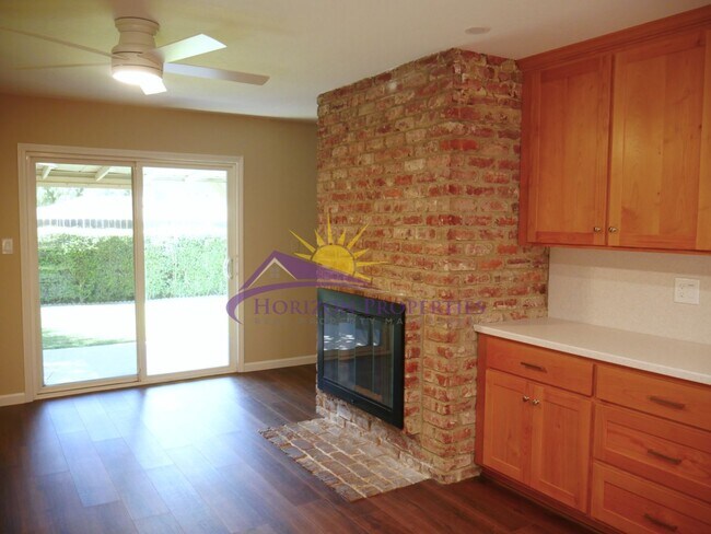 Building Photo - Remodeled 3 Bed 2 Bath 1,215 Sq Ft Citrus Heights Home
