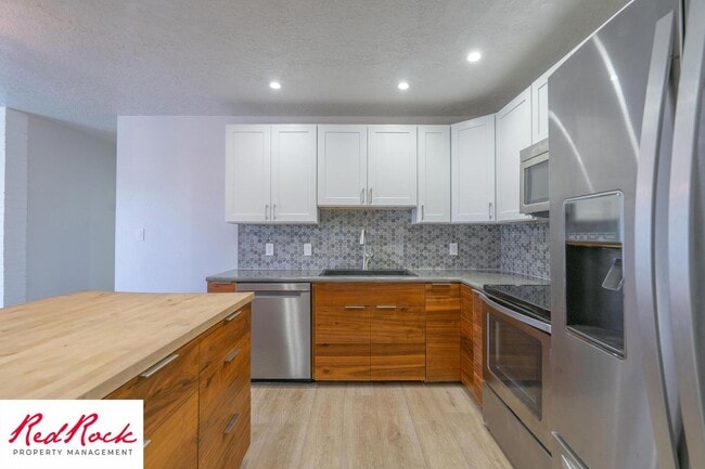 Building Photo - Newly Remodeled 3 Bedroom Townhome. Small ...