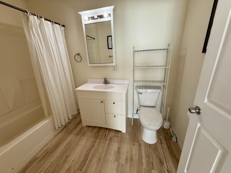 Building Photo - 7215 University Ave