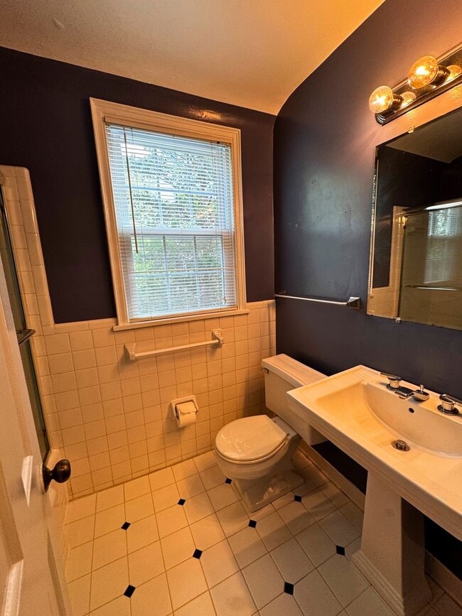 Building Photo - 3 level end unit 1br+den 2ba town house in...