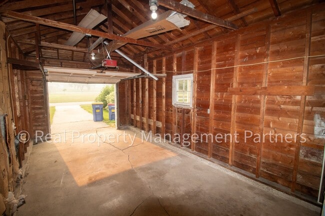 Building Photo - Charming 3 Bed 1 Bath Corner-Lot Ranch on 0.25+ Acres - Lawncare Included