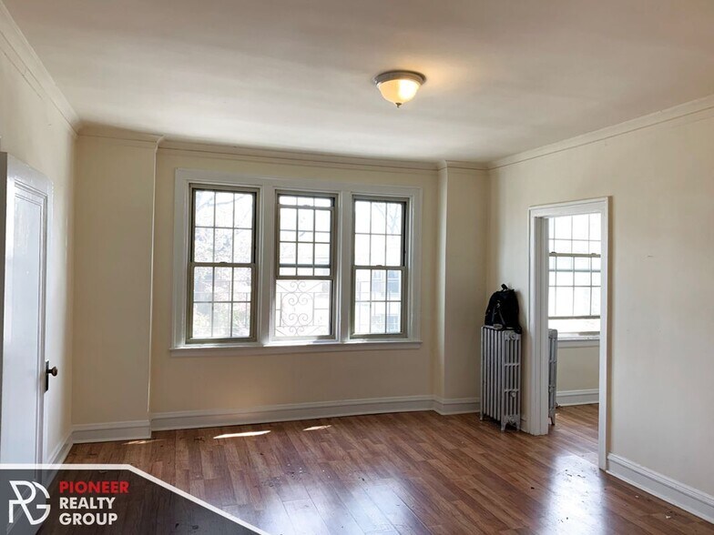 Building Photo - 2536 N Sawyer Ave