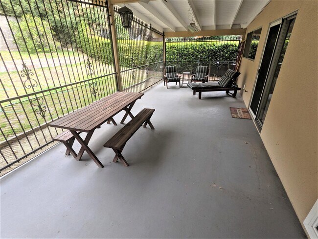 Building Photo - 1001 N Ave 67