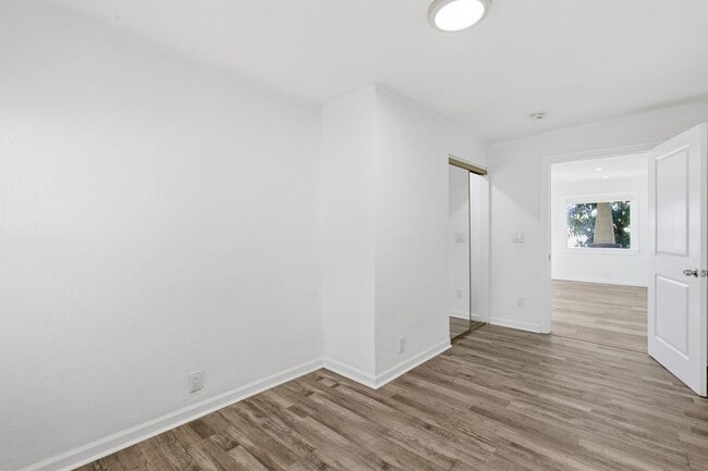 Building Photo - 350 E 60th St