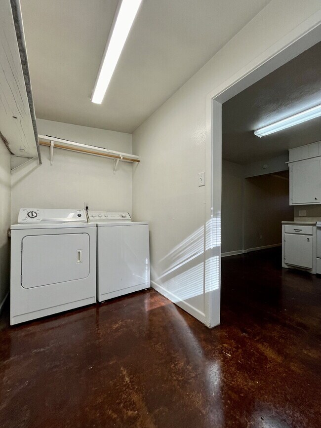 Building Photo - Cute 2/1 Duplex in Great Location!