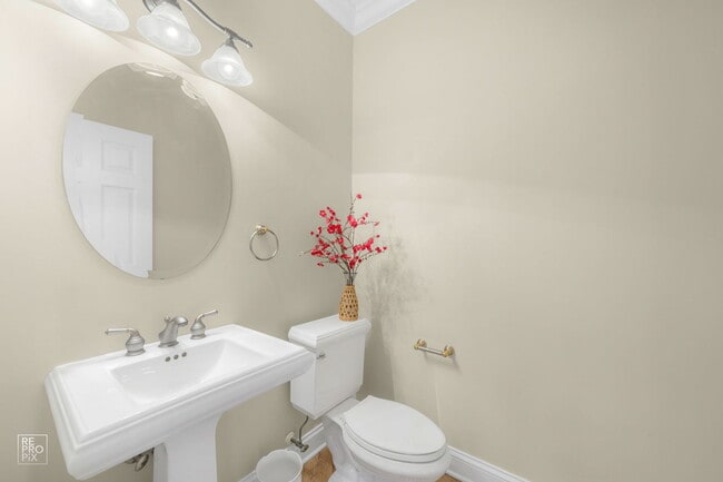 Building Photo - 940 Shandrew Dr
