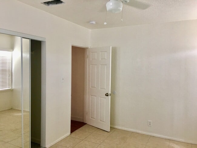 Building Photo - 3 Bedroom Home with HUGE yard!