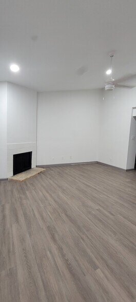 Building Photo - 7142 N Holiday Dr