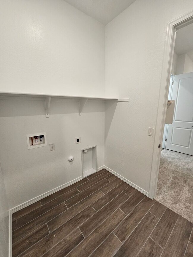 Building Photo - Wonderful new build with family fun amenities