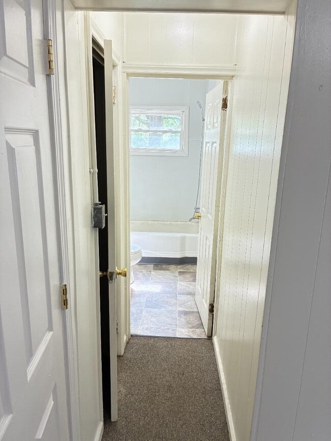 Building Photo - 717 Harper St E