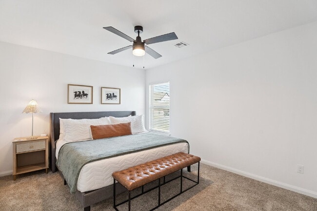 Building Photo - Fully Furnished 4 Bedroom + Bonus Room