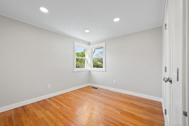 Building Photo - 21 Crestwood Ave