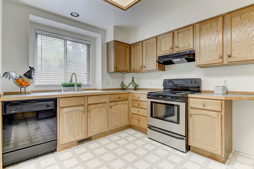 Building Photo - 619 Manitou Blvd