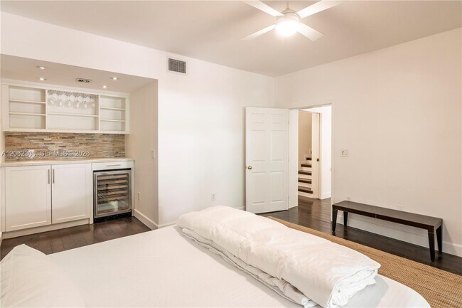 Building Photo - 709 Aledo Ave