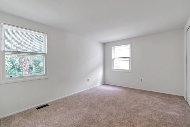 Building Photo - Fantastic 4 Bed 2.5 Bath Colonial Home Sou...