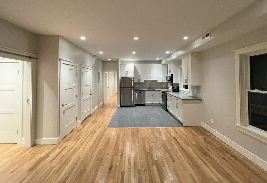 Building Photo - 70 Spring St