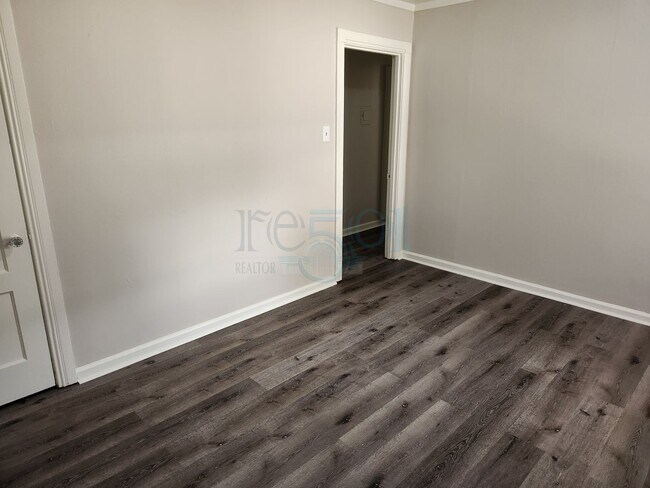 Building Photo - Riverdale Bungalo