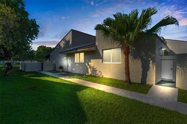 Building Photo - 9131 Fontainebleau Blvd
