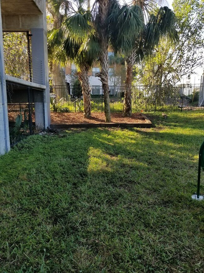 Building Photo - New listing 2/2 with pool view