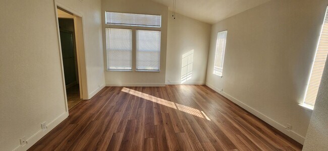 Building Photo - Large 3 Bedroom Home with a Loft