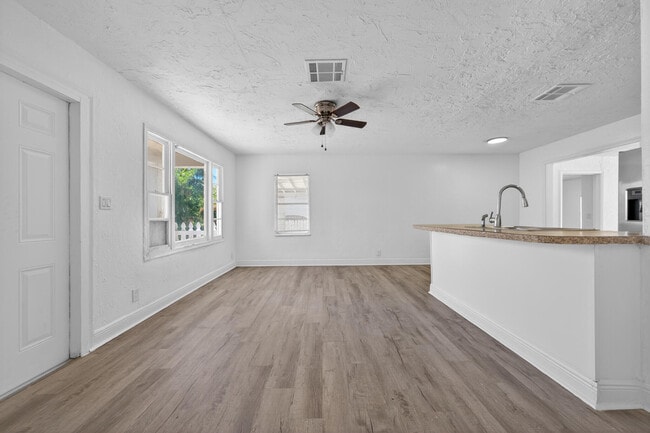 Building Photo - 933 30th Ct