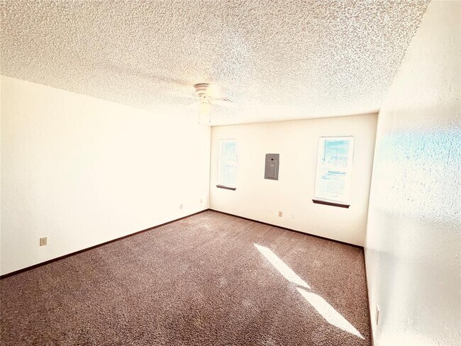 Building Photo - 320 Falcon Ct