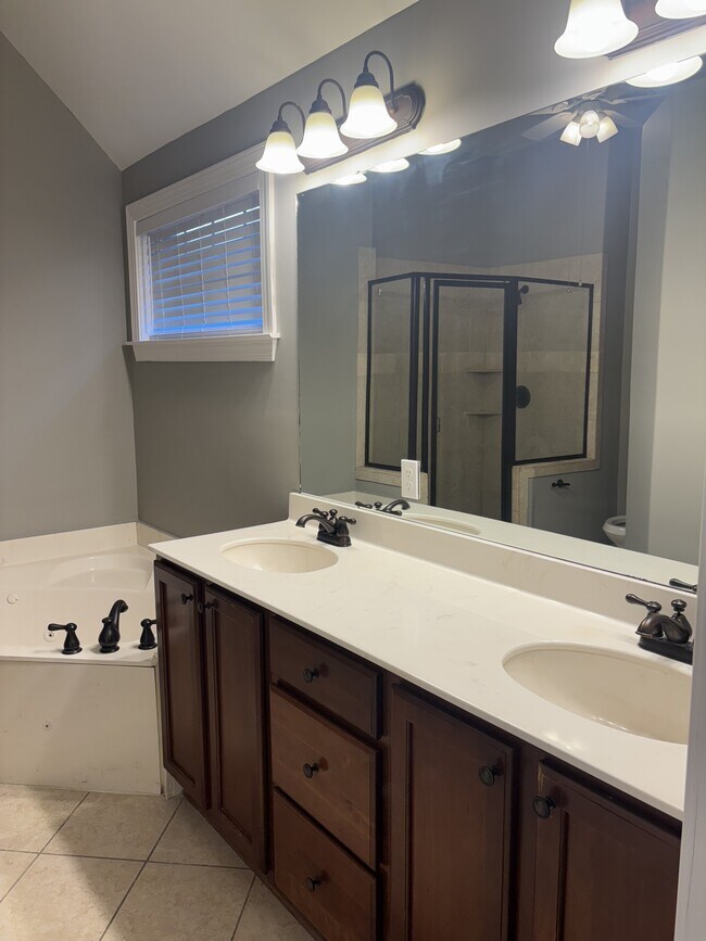 Building Photo - 7412 Brentlawn Dr