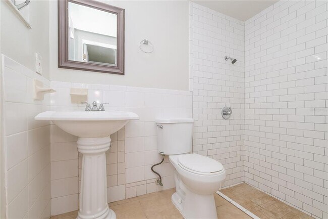 Building Photo - 3205 Moog Rd