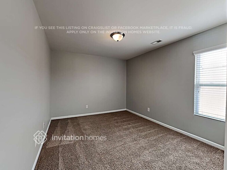 Building Photo - 2036 Blue Iris Dr