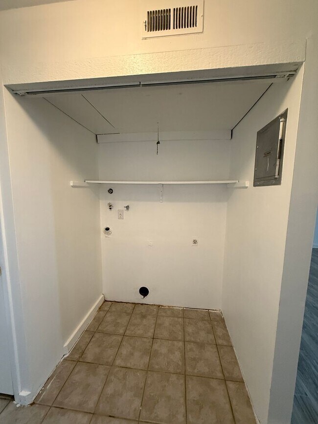 Building Photo - Beautiful Two Bedroom Apt; Salt Lake City, 1,000 sq ft; New Flooring