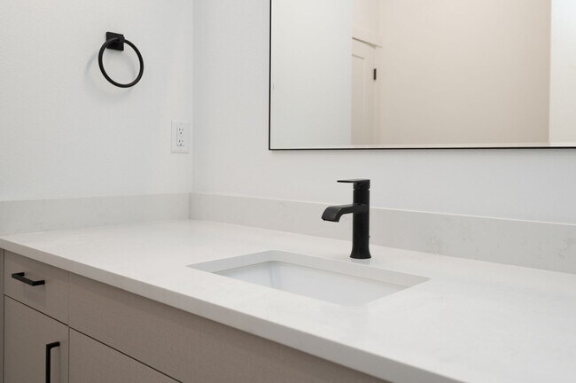 Building Photo - Colorado Apartment Unit 4
