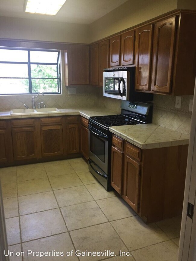 Building Photo - 3 br, 2 bath House - 3810 NW 28th Terrace