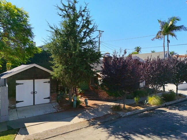 Building Photo - 2624 E 8th St