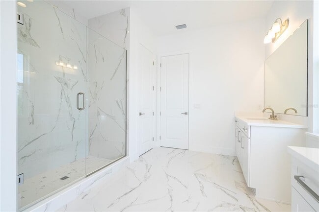 Building Photo - 16044 Pendio Dr