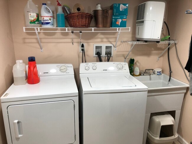 Building Photo - 524 Dudley St