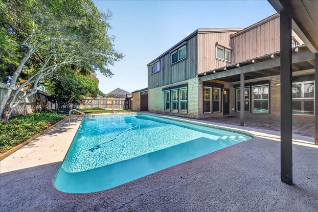 Building Photo - 5305 Greenbriar Dr