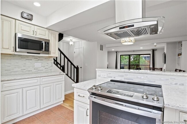 Building Photo - 237 Strawberry Hill Ave