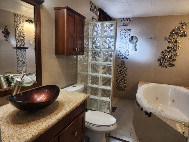 Building Photo - Beautiful 3 Bedroom with additonal 4th bedroom! Larg fenced front & backyard!!