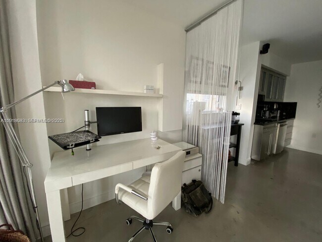 Building Photo - 1701 Sunset Harbour Dr