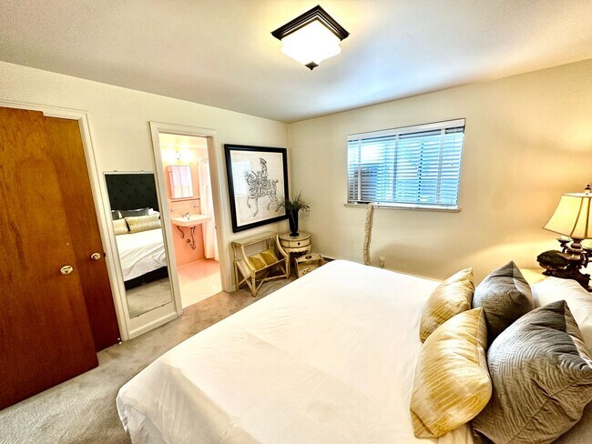 Building Photo - Wash Park 2-Bedroom, 2- Bathroom Condo Available in August