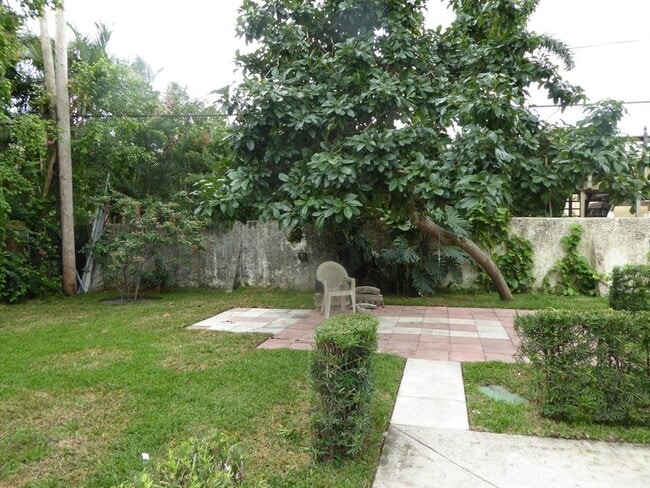 Building Photo - 310 Almeria Rd