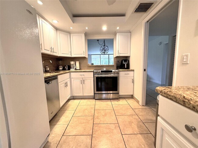 Building Photo - 901 W Cypress Ln