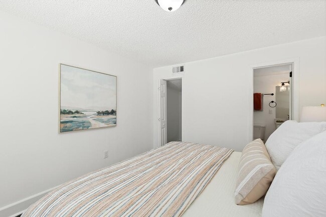 Building Photo - 1356 Lechlade St