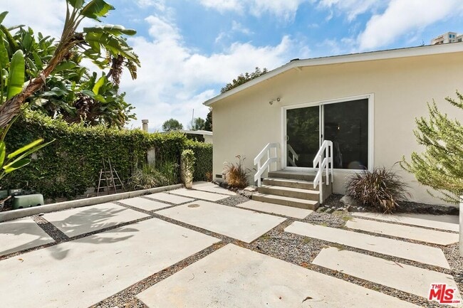 Building Photo - 8531 Walnut Dr