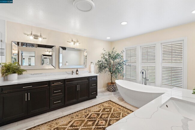 Building Photo - 3040 Stonegate Dr