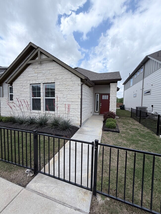 Building Photo - 219 Pinnacle Ln