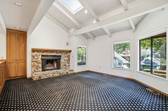 Building Photo - Spectacular 2 story home w/pool in Round Hill Country Club