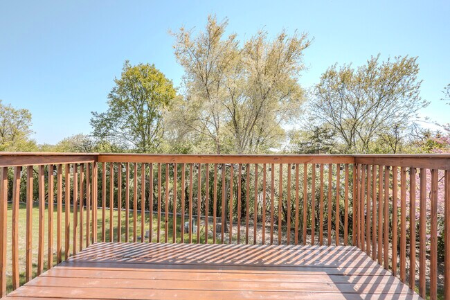 Building Photo - 823 Park Bluff Cir